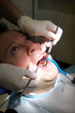 Diş işaretleyiniz. Diş araçları sonda, ayna ve emme borusu ağzında diş check-up. Diş hekimi hastanın diş dişçi Kliniği ve office incelenmesi. Diş Hekimliği ağız hijyeni. Diş hekimi kavramı.