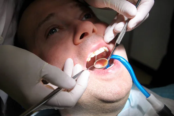 Tandheelkundige Check Tandheelkundige Checkup Met Tandheelkundige Instrumenten Sonde Spiegel Zuig — Stockfoto