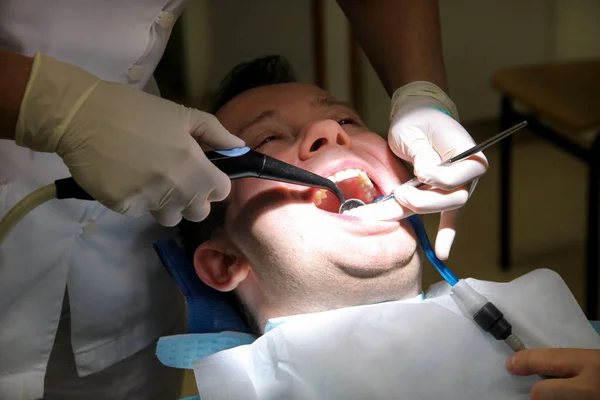 Tandheelkundige Hulpmiddel Voor Het Spoelen Van Tanden Gebit Reinigen Mondhygiëne — Stockfoto
