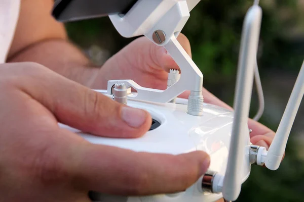 Profesjonalny Fotograf Drone Pilot Posiada Panel Zdalnego Sterowania Ekranem Gotowy — Zdjęcie stockowe