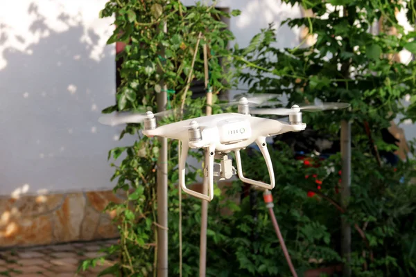 Modern White Quad Copter Drone Com Câmera Digital Está Voando — Fotografia de Stock