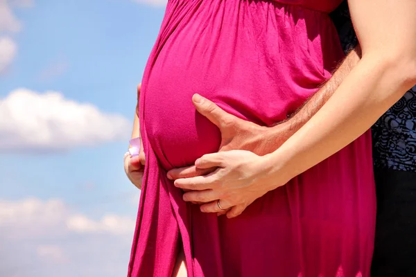 Руки Будущих Родителей Животе Красивая Беременная Женщина Обнимается Мужем Ожидание — стоковое фото