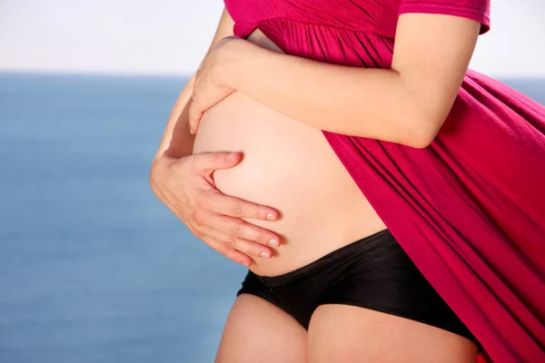 Krásná Těhotná Žena Lady Objímání Drží Její Těhotné Břicho Stojící — Stock fotografie