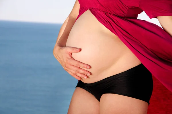 Красивая Беременная Женщина Женщина Обнимает Держит Беременный Живот Стоя Естественной — стоковое фото