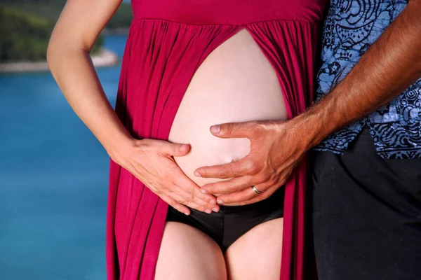 未来父母的手是拥抱和拥抱怀孕的腹部 漂亮的孕妇拥抱她的丈夫 等待婴儿 幸福的家庭观念 — 图库照片