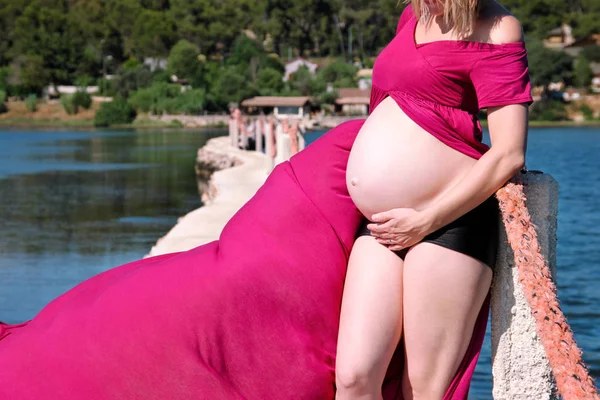 美しい妊娠中の女性と女性でハグあり自然環境に立っている 彼女の妊娠中の腹を保持します 赤ちゃんを待っています Mom 海と空 自然の背景に腹に手を保持しています — ストック写真