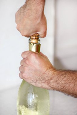 Adam bir şişe şampanya açıyor. Garson, bir şişe şarap açar. Adam açık şişe şampanya alkol ve parti kutlama olay şarap içecek eller. Ellerini kapatın. Kutlama ve tatil.