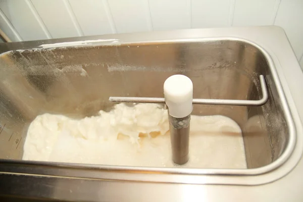 Processo Fabbricazione Del Gelato Presso Gelateria Latte Cottura Mescolando Latte — Foto Stock