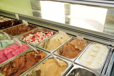 Krem krem buzdolabı buz ve İtalyan dondurma sayaç çoğu tatlı scoopable tatlar yenileme ile hizmet veren çelik meyve. Dondurma görüntülemek, çeşitli lezzetleri gelato dondurma. Pastane.