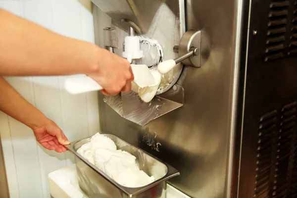 Kadın Pudra Ice Cream Maker Makina Üzerinde Çalışıyor Vanilya Beyaz — Stok fotoğraf