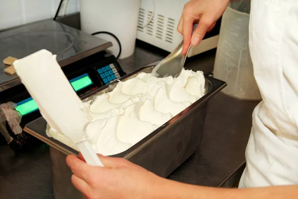 Женщина Работающая Фабрике Мороженого Украшения Сливочного Ванильного Белого Шоколадного Мороженого — стоковое фото