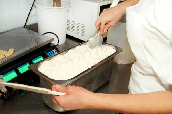 Mujer Que Trabaja Fábrica Helados Decoraciones Crema Vainilla Helado Chocolate — Foto de Stock