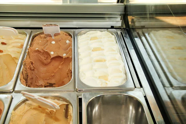 Μπαρ Πολλές Γεύσεις Της Νόστιμο Παγωτό Προς Πώληση Ψυγείο Κρεμώδη — Φωτογραφία Αρχείου