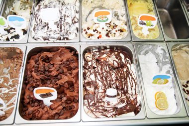 Krem krem buzdolabı buz ve İtalyan dondurma sayaç çoğu tatlı scoopable tatlar yenileme ile hizmet veren çelik meyve. Dondurma görüntülemek, çeşitli lezzetleri gelato dondurma. Pastane.