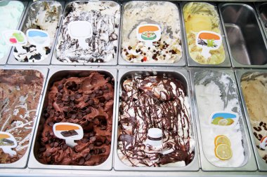 Krem krem buzdolabı buz ve İtalyan dondurma sayaç çoğu tatlı scoopable tatlar yenileme ile hizmet veren çelik meyve. Dondurma görüntülemek, çeşitli lezzetleri gelato dondurma. Pastane.