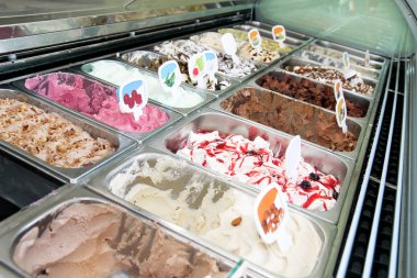 Krem krem buzdolabı buz ve İtalyan dondurma sayaç çoğu tatlı scoopable tatlar yenileme ile hizmet veren çelik meyve. Dondurma görüntülemek, çeşitli lezzetleri gelato dondurma. Pastane.