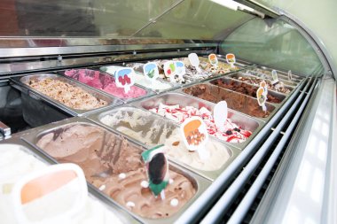 Krem krem buzdolabı buz ve İtalyan dondurma sayaç çoğu tatlı scoopable tatlar yenileme ile hizmet veren çelik meyve. Dondurma görüntülemek, çeşitli lezzetleri gelato dondurma. Pastane.