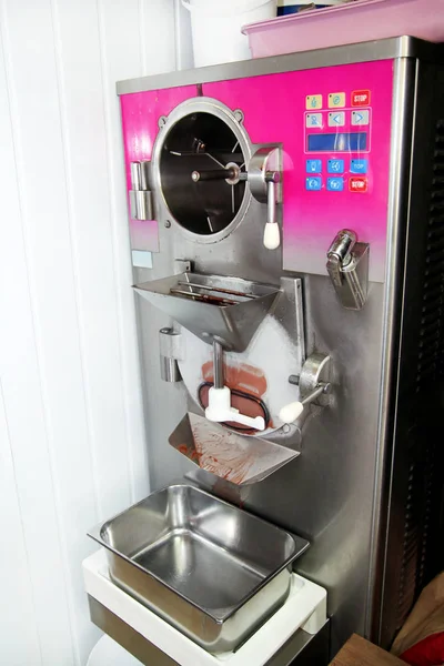 Станок Производства Мороженого Промышленная Подготовка Сливочного Мороженого Прекрасный Десерт Сладости — стоковое фото