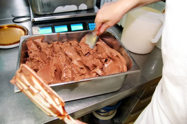 Pastelera Con Uniforme Chef Está Trabajando Fábrica Helados Mujer Decoración — Foto de Stock