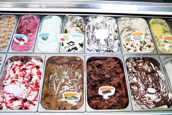 クリーミーなクリーム冷蔵庫の氷し Scoopable の甘い味をさわやかな多くのカウンターを提供イタリアのアイスクリームにフルーツします アイスクリーム ジェラート アイス クリームの様々 なフレーバーを表示します ペストリー ショップ — ストック写真
