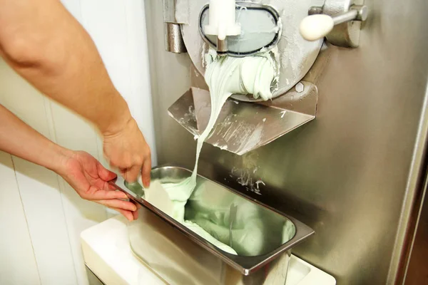 Confitera Femenina Uniforme Chef Está Trabajando Máquina Hacer Helados Produce — Foto de Stock