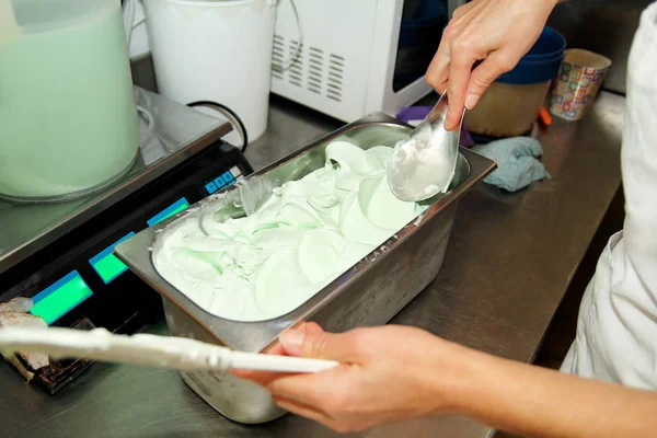 Confitero Con Uniforme Chef Está Trabajando Fábrica Helados Mujer Decoración — Foto de Stock