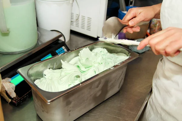 Confitero Con Uniforme Chef Está Trabajando Fábrica Helados Mujer Decoración — Foto de Stock