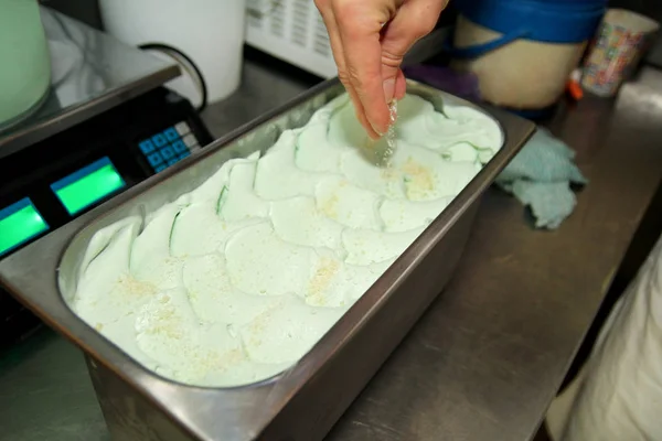 Confitero Con Uniforme Chef Está Trabajando Fábrica Helados Mujer Decoración — Foto de Stock