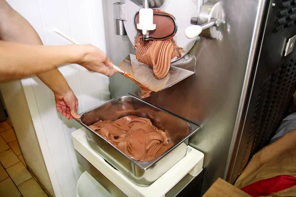 Кондитер Форме Шеф Повара Работает Над Машиной Приготовления Мороженого Производство — стоковое фото
