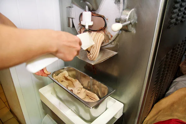 Кондитер Форме Шеф Повара Работает Над Машиной Приготовления Мороженого Женщина — стоковое фото