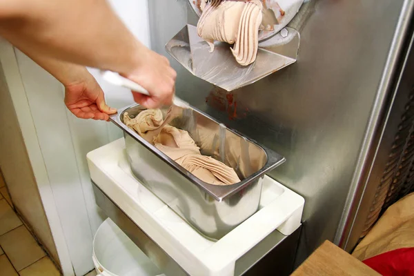 Pudra Şef Üniforma Içinde Ice Cream Maker Makina Üzerinde Çalışıyor — Stok fotoğraf