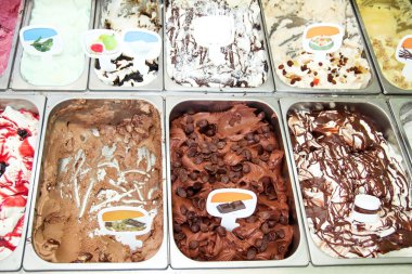 Krem krem buzdolabı buz ve İtalyan dondurma sayaç çoğu tatlı scoopable tatlar yenileme ile hizmet veren çelik meyve. Dondurma görüntülemek, çeşitli lezzetleri gelato dondurma. Pastane.