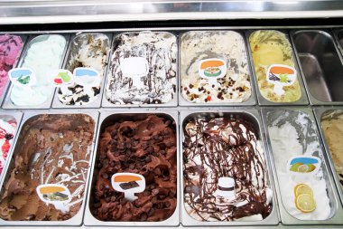 Krem krem buzdolabı buz ve İtalyan dondurma sayaç çoğu tatlı scoopable tatlar yenileme ile hizmet veren çelik meyve. Dondurma görüntülemek, çeşitli lezzetleri gelato dondurma. Pastane.