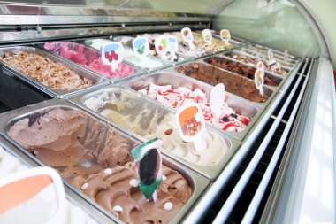 Krem krem buzdolabı buz ve İtalyan dondurma sayaç çoğu tatlı scoopable tatlar yenileme ile hizmet veren çelik meyve. Dondurma görüntülemek, çeşitli lezzetleri gelato dondurma. Pastane.