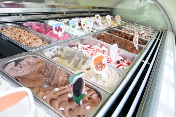 Réfrigérateur Crème Glacée Avec Crème Glacée Italienne Crémeuse Fruits Comptoir — Photo