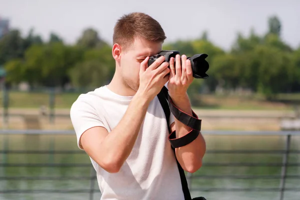 Fotógrafo Profesional Que Examina Paisaje Toma Fotos Del Entorno Arquitectura — Foto de Stock