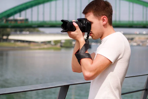 Fotógrafo Profesional Que Examina Paisaje Toma Fotos Del Entorno Arquitectura — Foto de Stock