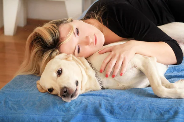집에서 귀여운 강아지와 여자입니다 잘생긴 침실에는 침대에 그녀의 강아지와 소유자와 — 스톡 사진