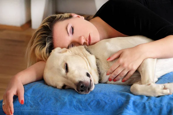 Женщина Симпатичными Собаками Дома Красивая Девушка Отдыхает Спит Своей Собакой — стоковое фото