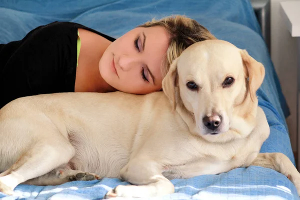 Женщина Симпатичными Собаками Дома Красивая Девушка Отдыхает Спит Своей Собакой — стоковое фото