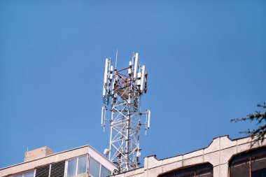 Telekomünikasyon Bankası ağ tekrarlayıcılar binanın çatısında istasyonları. Hücresel iletişim hava şehri çatı bina üzerinde. Cep telefonu telekomünikasyon Kulesi. Binanın üstüne antenler.