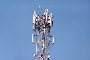 Telekomünikasyon ağ yineleyicileri, üs alıcı-verici istasyonu. Kule kablosuz iletişim anteni vericisi ve yineleyici. Telekomünikasyon kulesi antenli. Cep telefonu haberleşme kulesi..