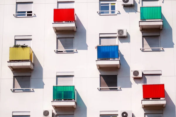 화려한 발코니를 현대적인 건물의 아파트의 색상의 발코니 새로운 도시의 초상화 — 스톡 사진