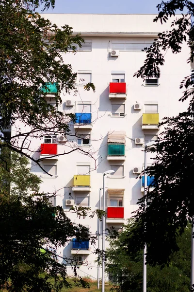 화려한 발코니를 현대적인 건물의 아파트의 색상의 발코니 새로운 도시의 초상화 — 스톡 사진