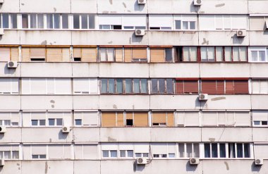 Komünist Sosyalist mimarisi. Mimari detay ve desen sosyal daire konut. Sosyalist dönemi konut bölgesi, şehri cephe bina portresi. Şehirde eski daire windows.