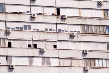 Komünist Sosyalist mimarisi. Mimari detay ve desen sosyal daire konut. Sosyalist dönemi konut bölgesi, şehri cephe bina portresi. Şehirde eski daire windows.