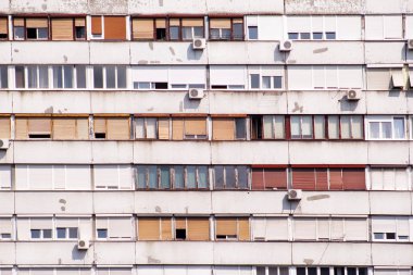 Komünist Sosyalist mimarisi. Mimari detay ve desen sosyal daire konut. Sosyalist dönemi konut bölgesi, şehri cephe bina portresi. Şehirde eski daire windows.