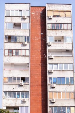 Komünist Sosyalist mimarisi. Mimari detay ve desen sosyal daire konut. Sosyalist dönemi konut bölgesi, şehri cephe bina portresi. Şehirde eski daire windows.