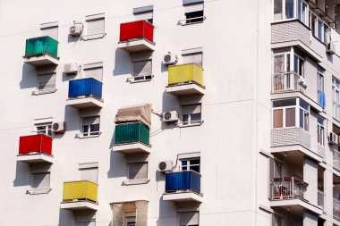 Mimari detay ve daireler duvar ve desen renkli balkonlu modern konut binası. Yeni kentsel şehri bina cephe cam balkon çeşitli renk ile portresi.