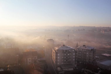 Güzel manzara manzara evleri ve binaları Belgrad'da doldurma kış sabah sis. Manzara sırasında gündoğumu günbatımı yerleşim en iyi manzaraya turistler ve fotoğrafçı için çok popüler mı.